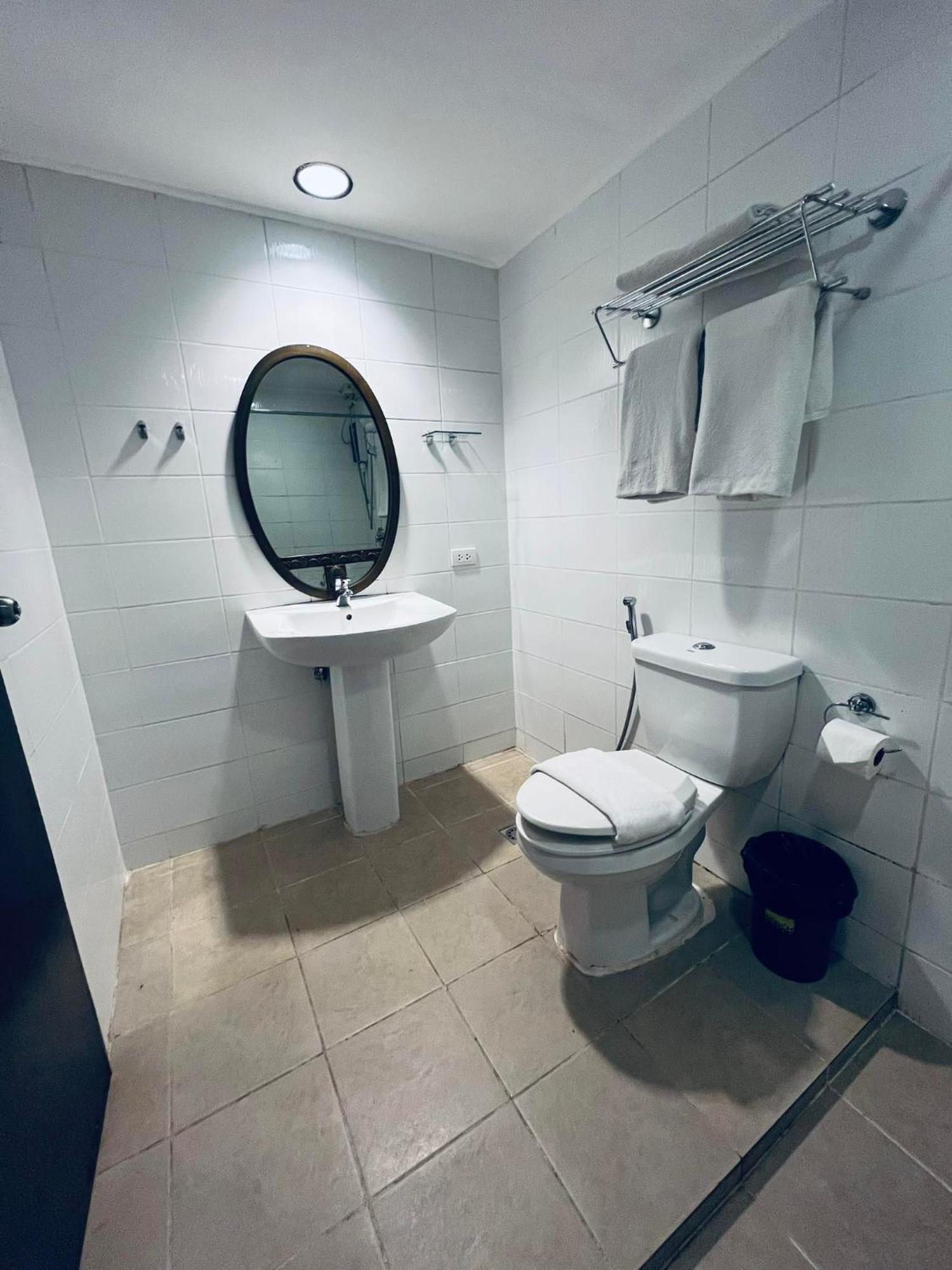 Arzo Hotel Manila Eksteriør bilde