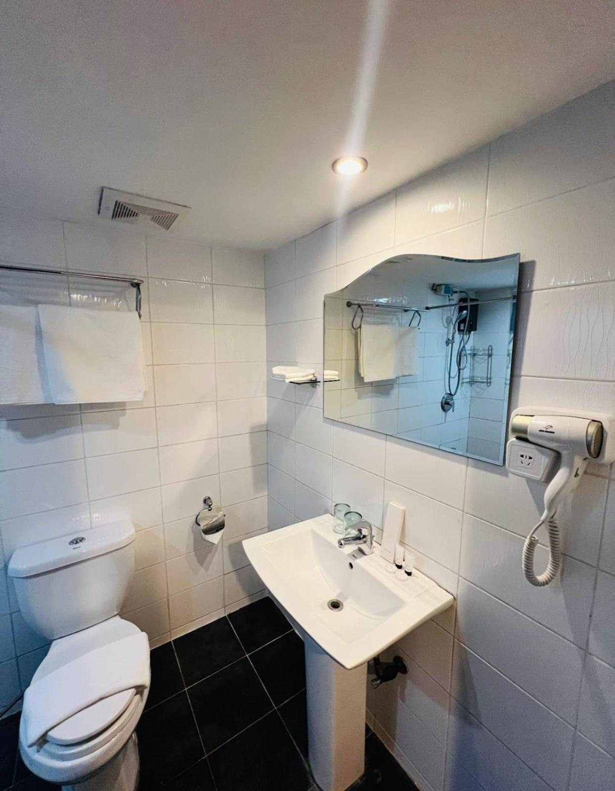 Arzo Hotel Manila Eksteriør bilde